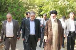 شهردار قم آقای دکتر عظیمی با حجت الاسلام و المسلمین آقای قاضی عسکر دیدار کرد 